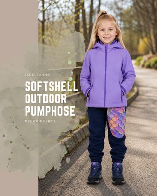 Kind mit gefütterter Softshellhose in Dunkelblau und Meerjungfrau-Schuppenmuster auf einem Waldweg, wetterfeste Outdoorhose