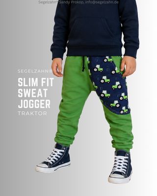 Grüne Slim Fit Sweat Hose für Kinder, Unisex mit großer Traktor Seitentasche Grüner Traktor auf blauem Grund