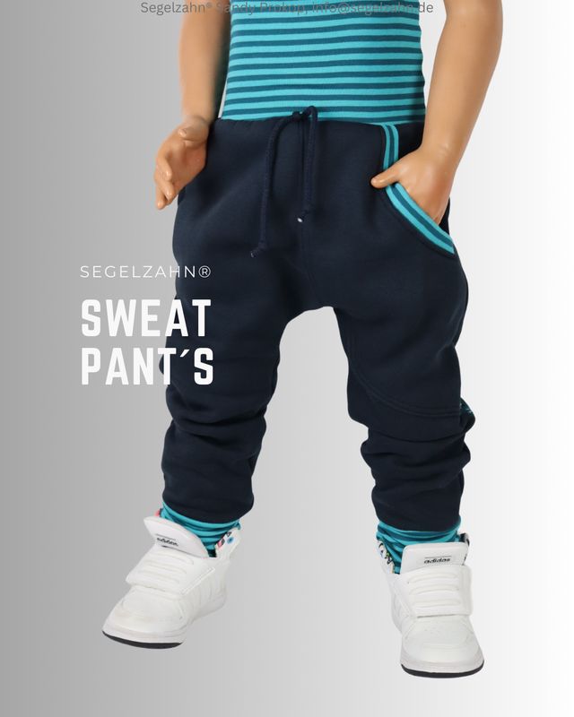 Slim Fit Jogger schlicht blau für Kinder, Sweathose Unisex Kinderkleidung Segelzahn Hosen Kind Baby Jogginghose Dunkelblaue Mitwachshose kuschelige Sweat Hose für Kinder, Unisex Modell im Slim Fit Schnitt in Dunkelblau, Kinderhose mit Seitentasche abgesetzt mit