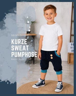 Junge trägt eine dunkelblaue kurze Sweat-Pumphose mit türkis geringelten Mitwachsbündchen und Seitentasche 