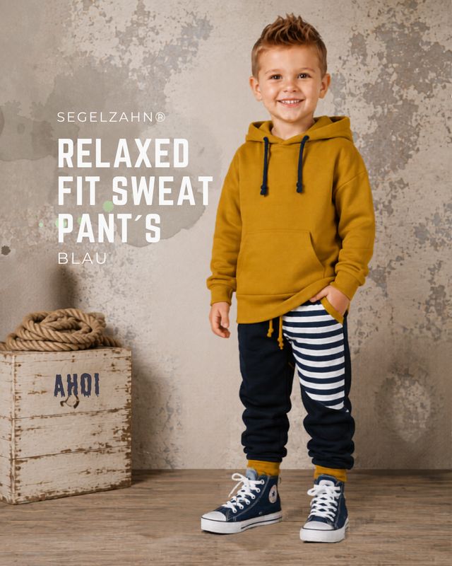 Kinder Sweat Hose Maritim Blau Weiß | Jogginghose Jungen | Bequeme Kinderhose mit Streifen Junge trägt maritime Kinder Jogginghose in Dunkelblau mit weiß-blau gestreiftem Einsatz und senfgelbem Hoodie.