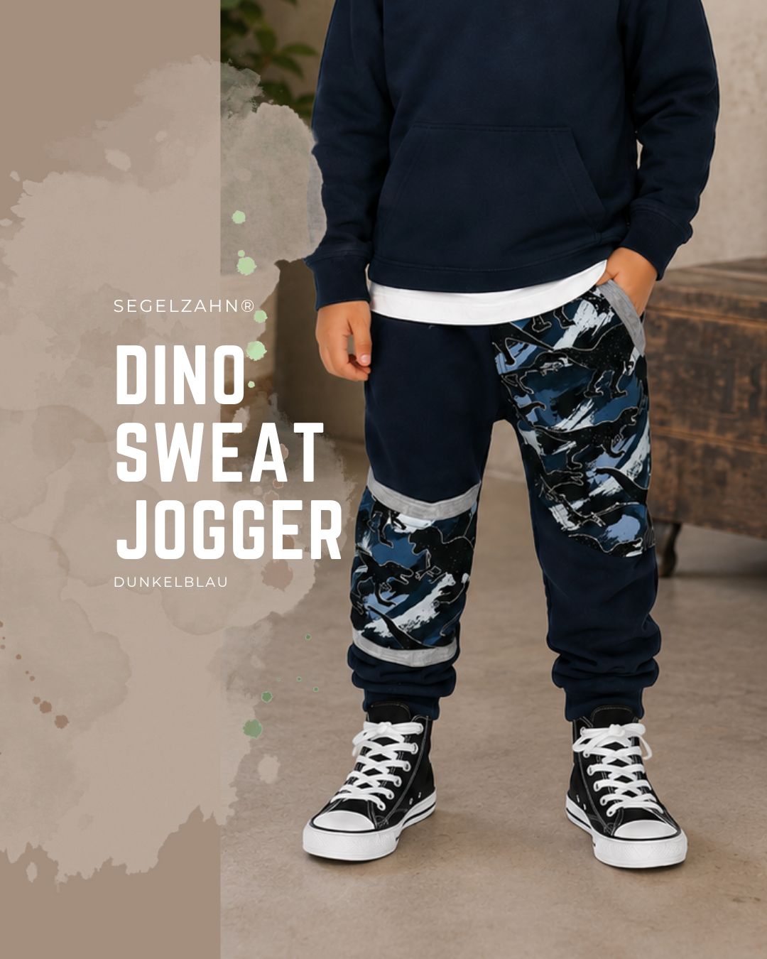 Kinder Jogginghose mit Dinosaurier Motiv | Slim Fit Mitwachshose Dunkelblau | French Terry Kinder Slim Fit Sweat Hose in Dunkelblau mit Dinosaurier-Motiv, Dino-Seitentasche und grauen Mitwachsbündchen