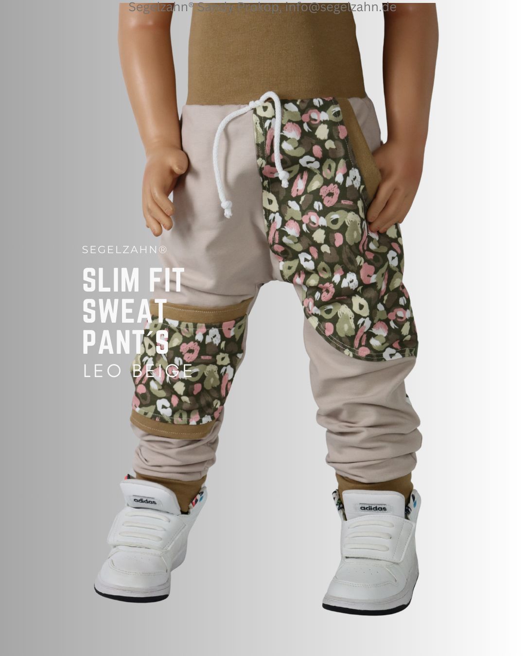 Sweat Hose Mädchen, Slim Fit Schnitt, beige Kinderhose aus weichem French Terry Sweatstoff mit Seitentasche Leoparden Muster,