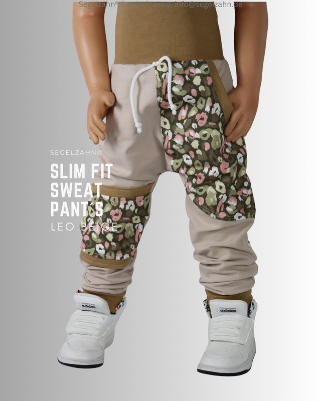 Sweat Hose Mädchen, Slim Fit Schnitt, beige Kinderhose aus weichem French Terry Sweatstoff mit Seitentasche Leoparden Muster,