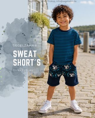 Dunkelblaue Kinder Sweat Shorts mit türkiser Fuchs Kängurutasche und Ringelbündchen als bequeme Sommerhose Unisex