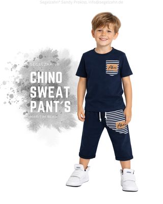 Chino Sweat Jogger, Unisex Kinderhose Blau gestreift, Sommerhose 7/8 Länge Chino Sweat Hose Kinder, 7/8 Länge, weicher French Terry Sweatstoff mit blau weiß geringelter Seitentasche, Label mit Spruch