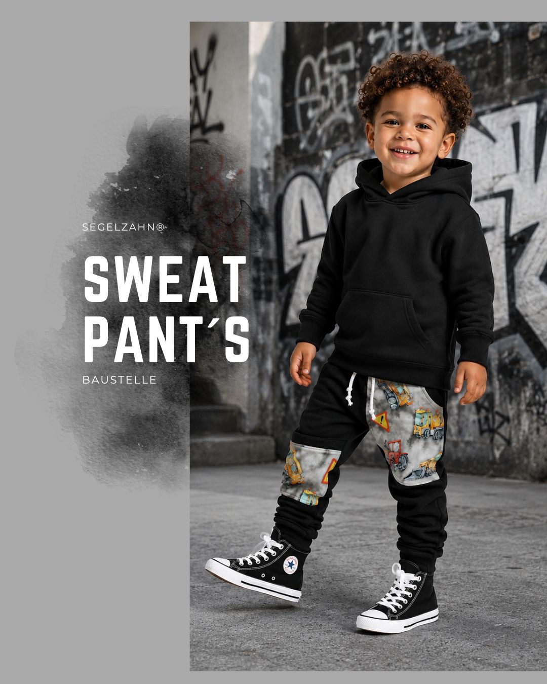 Kinder Sweathose Schwarz mit Bagger – Mitwachshose für Jungen | Segelzahn Schwarze Kinder Sweat Jogger mit Bagger- und Baustellenmotiv, getragen von einem Kind; lässige Mitwachshose mit grauen Motivp