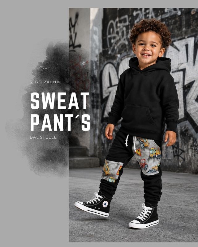 Kinder Sweathose Schwarz mit Bagger – Mitwachshose für Jungen | Segelzahn Schwarze Kinder Sweat Jogger mit Bagger- und Baustellenmotiv, getragen von einem Kind; lässige Mitwachshose mit grauen Motivp