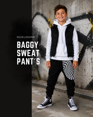 Baggy Hose Kinder Schwarz | Mitwachshose Sweat | Coole Sweatpants mit karierter Tasche | Unisex Pumphose für Jungen | Streetwear Kinder Baggy Jogginghose in Schwarz mit schwarz-weißer karierter Tasche, moderner Streetstyle-Look aus weichem French Terry.