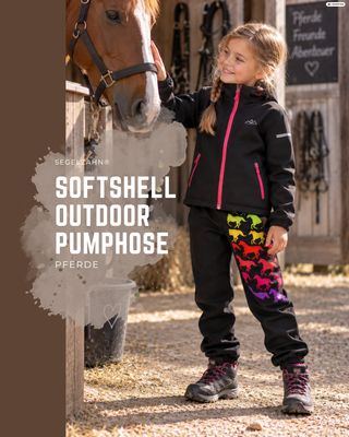 Softshellhose Kinder gefüttert | Regenhose Mädchen Pferde Schwarz | Matschhose Fleece| Outdoorhose Mitwachshose | Buddelhose | Regenkleidung Kind auf einem Reiterhof trägt outdoorhose in schwarz mit Pferdemotiv