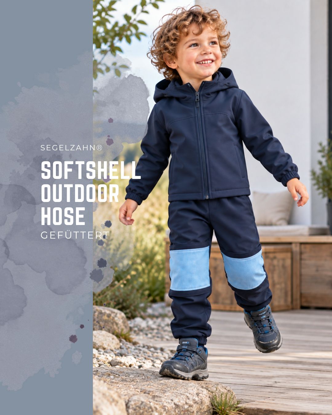 Gefütterte Softshellhose für Kinder | warme Outdoorhose mit verstärkten Knien in Blau für Jungen und Mädchen | Regenkleidung Kind trägt eine dunkelblaue gefütterte Softshellhose mit hellblauen Knieverstärkungen und schwarzen Outdoor-Schuhen.