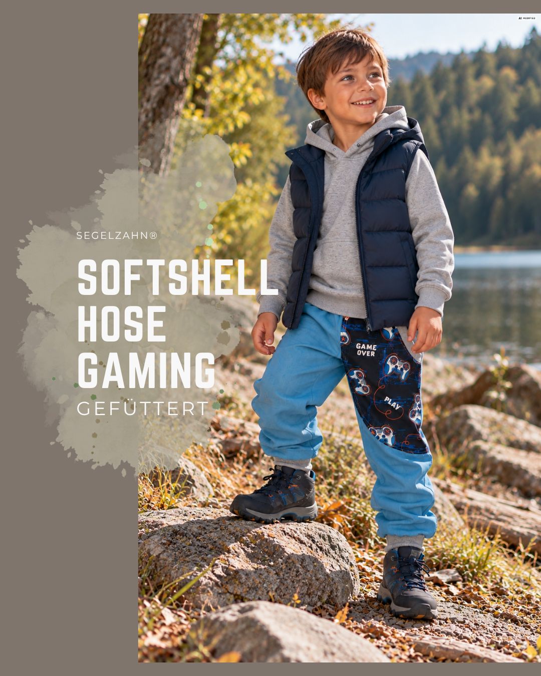 Softshellhose Kinder Hellblau gefüttert | Outdoorhose Unisex Junge Mädchen | mitwachsende Matschhose für den Waldkindergarten Gefütterte Kinder-Softshellhose in Hellblau mit schwarzem Gaming-Einsatz und passender grauer Kleidung – Vorder- und Rückansi