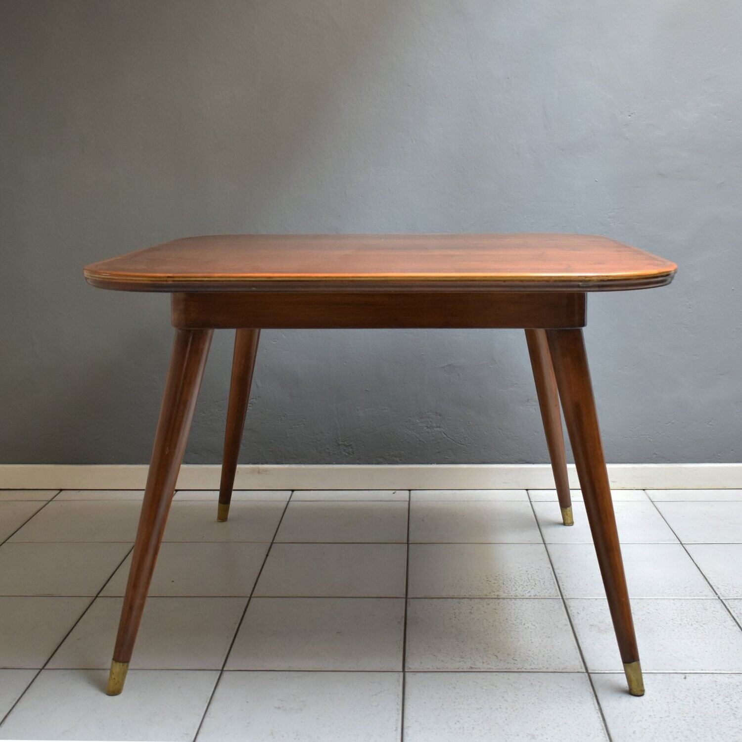 ​Tavolo vintage anni '50, piedino e bordo in ottone