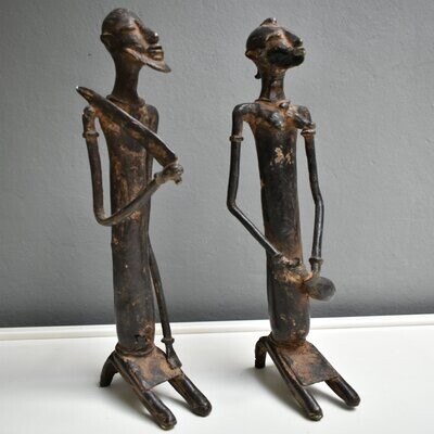Coppia vintage di statue Africane in bronzo, risalenti all'inizio del primo Novecento