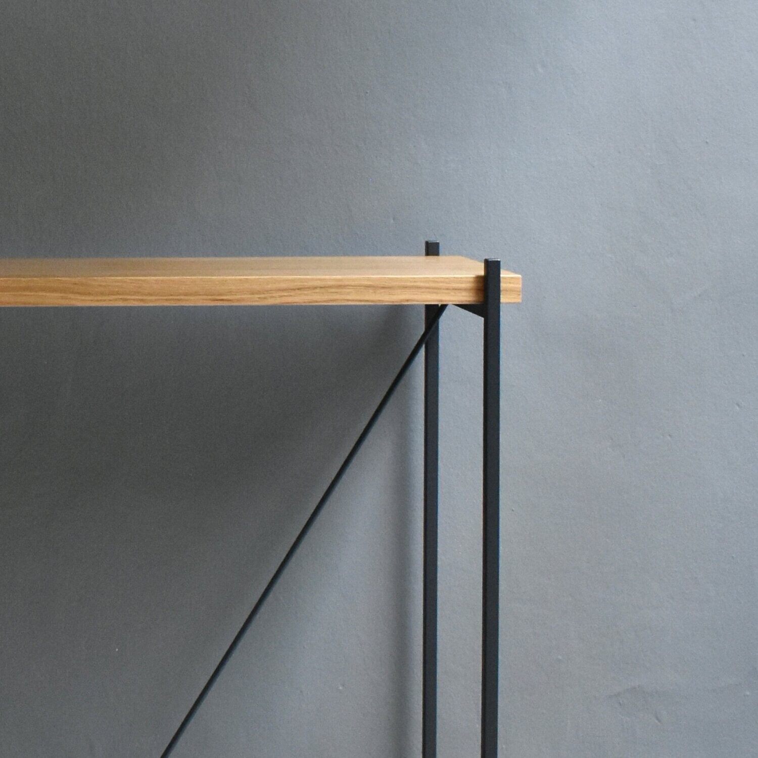 Consolle TEKNO, piano in rovere struttura nera
