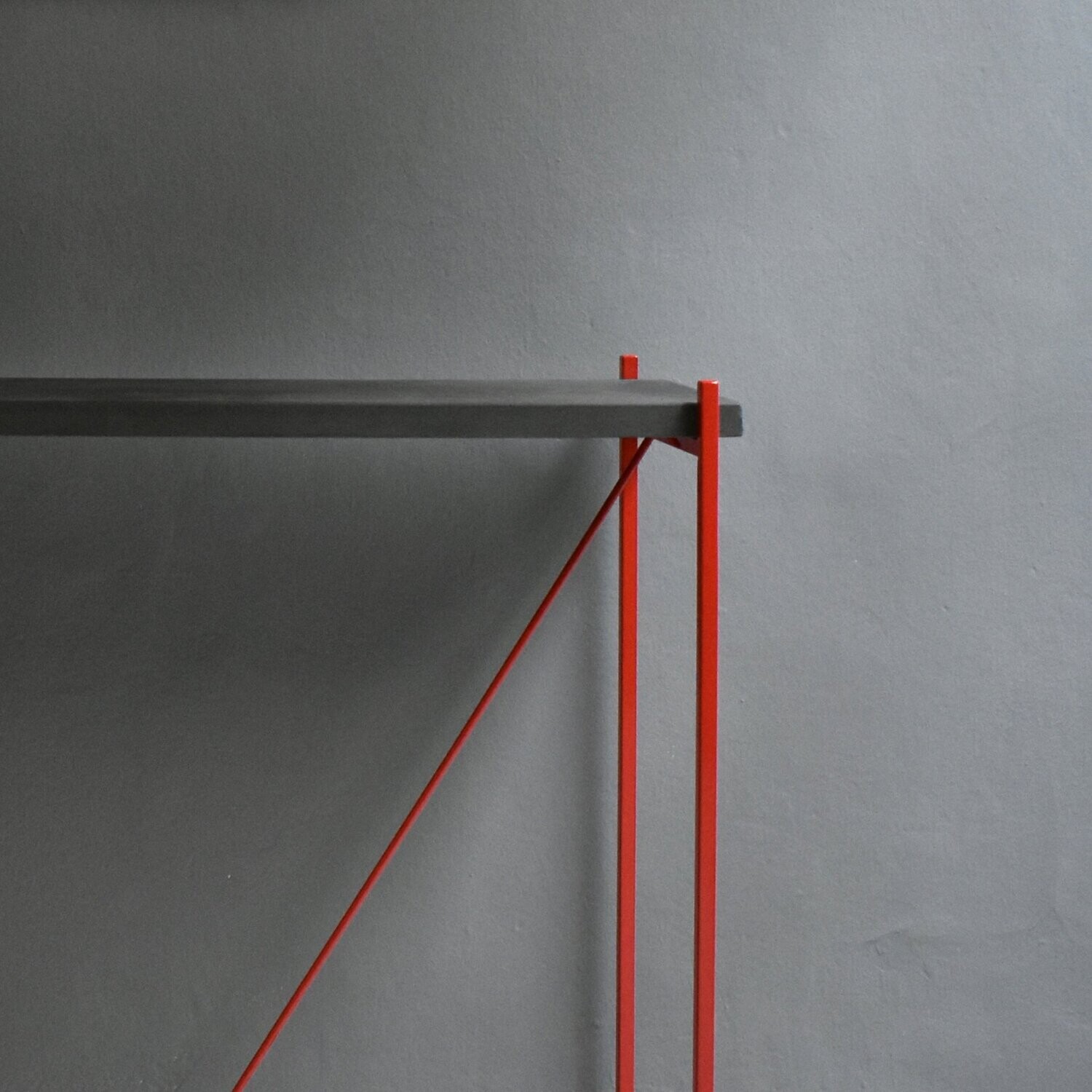 Consolle TEKNO, piano in cemento struttura rossa