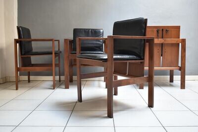 Set di 4 sedie vintage con braccioli anni '70, by Bernini in legno noce con seduta e schienale in pelle nera