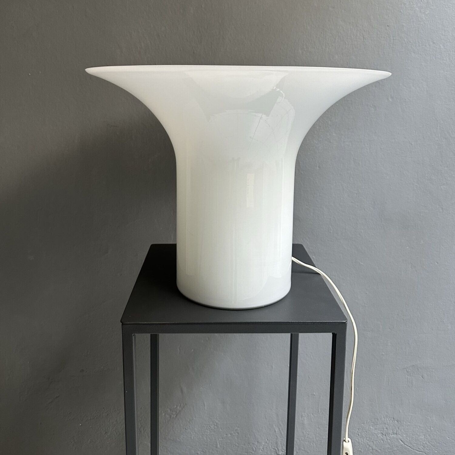 Lampada anni'70, manifattura Italiana in vetro Murano bianco latte