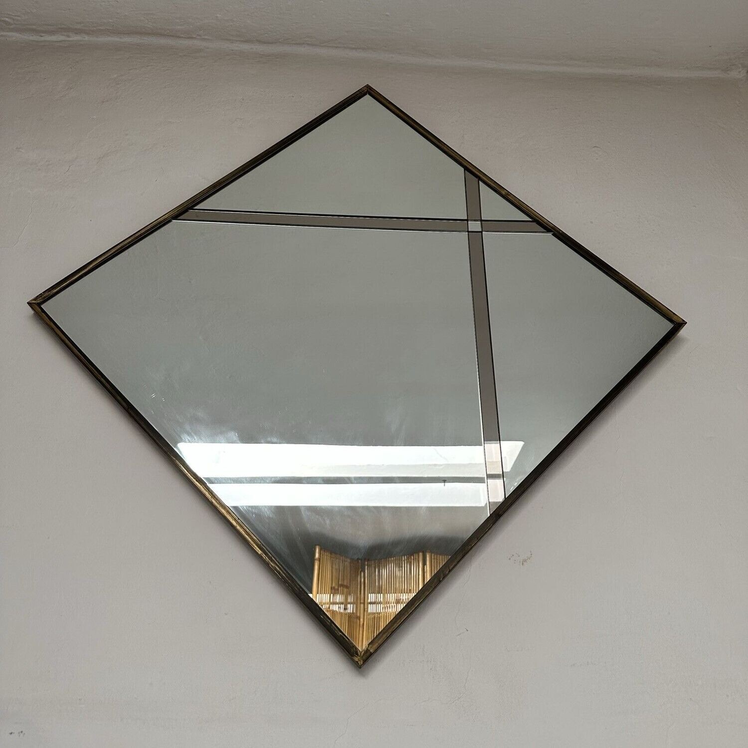 ​Grande specchio vintage anni Settanta, manifattura Italiana a forma di rombo con cornice ottone