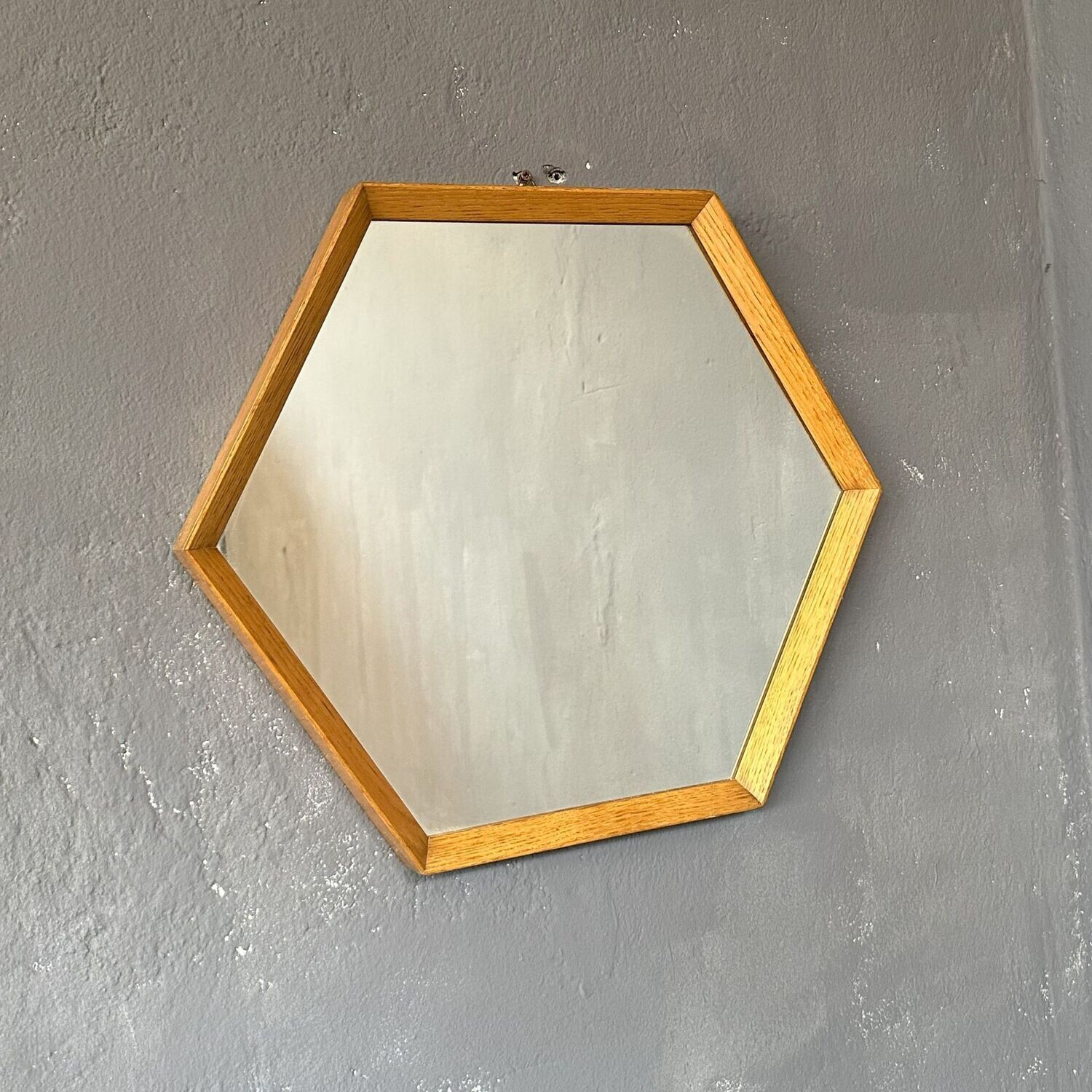 ​Specchio  esagonale con cornice in legno di rovere, anni '60, manifattura italiana