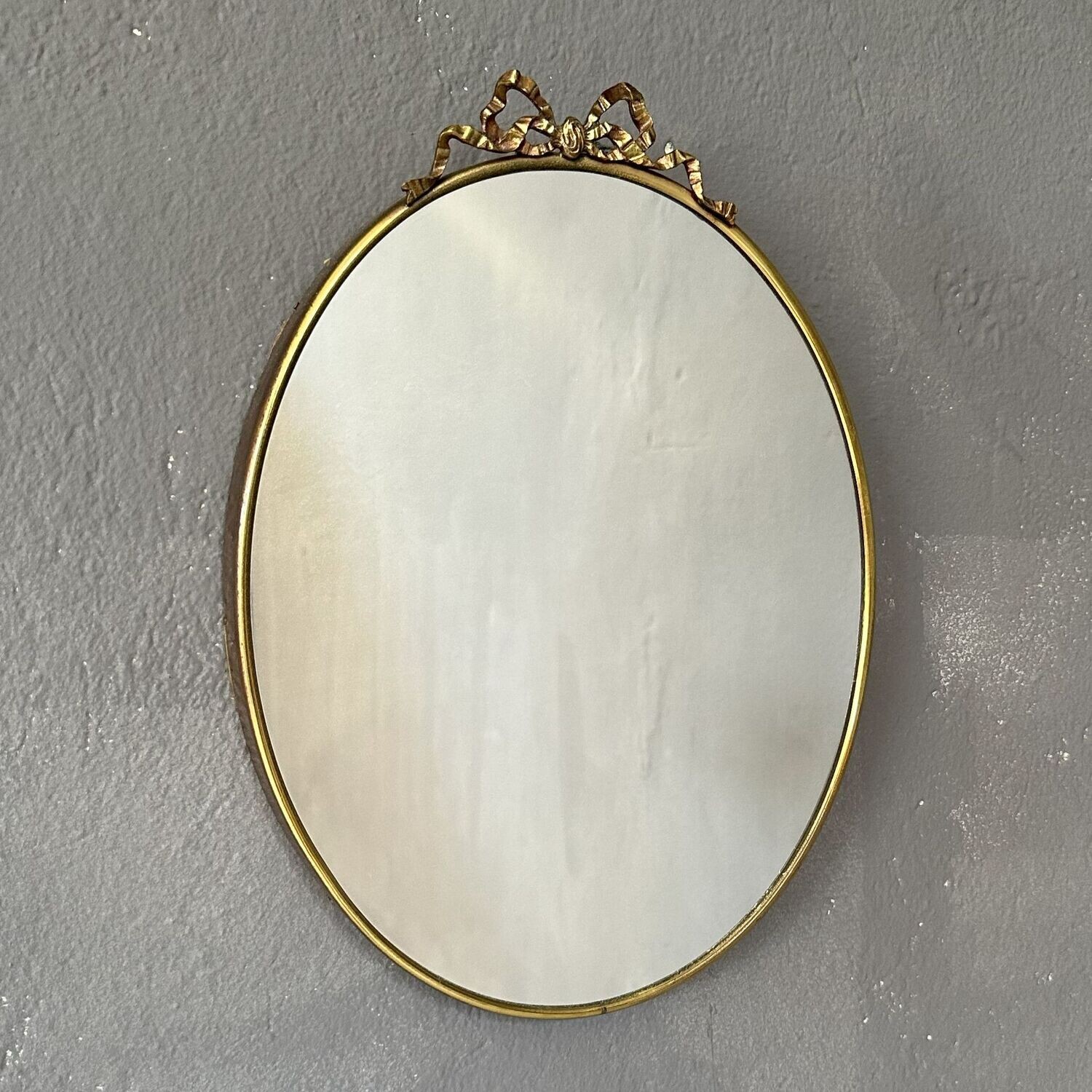 Specchio ovale anni'50, con cornice e decoro ottone