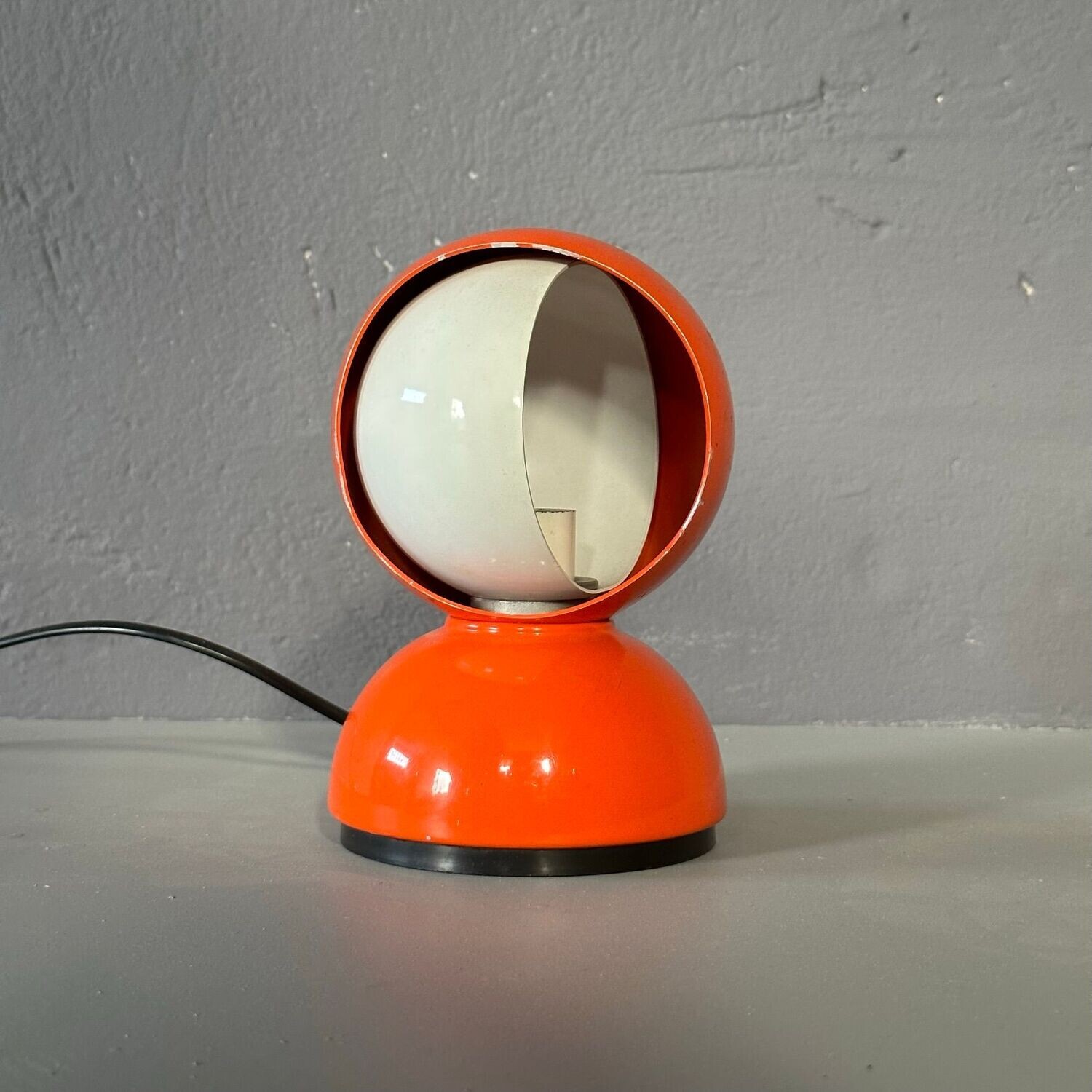 Lampada Eclissi arancione, Vico Magistretti per Artemide 1967, prima edizione