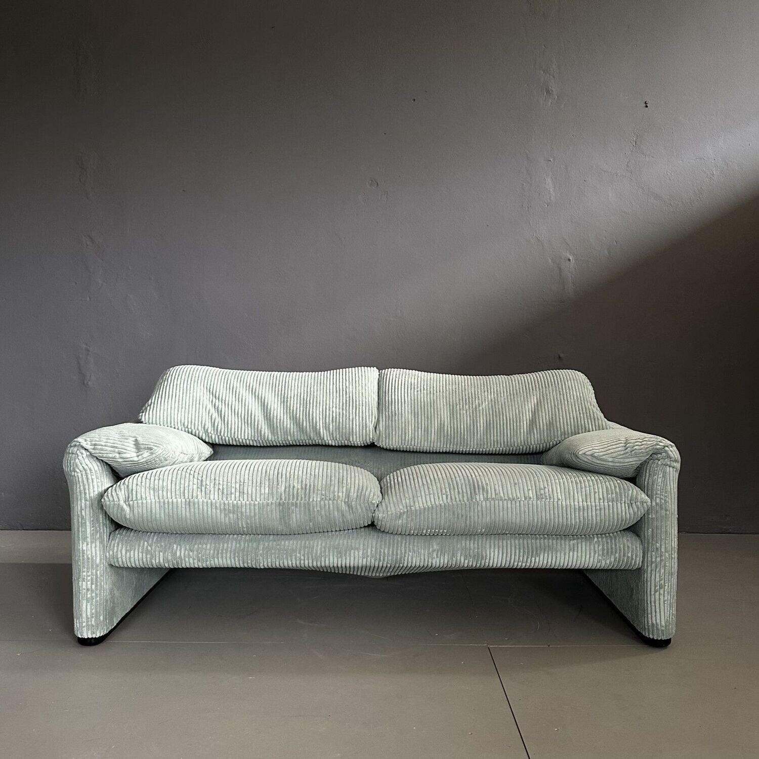 Divano 'Maralunga' due posti, design di Vico Magistretti per Cassina anni Settanta