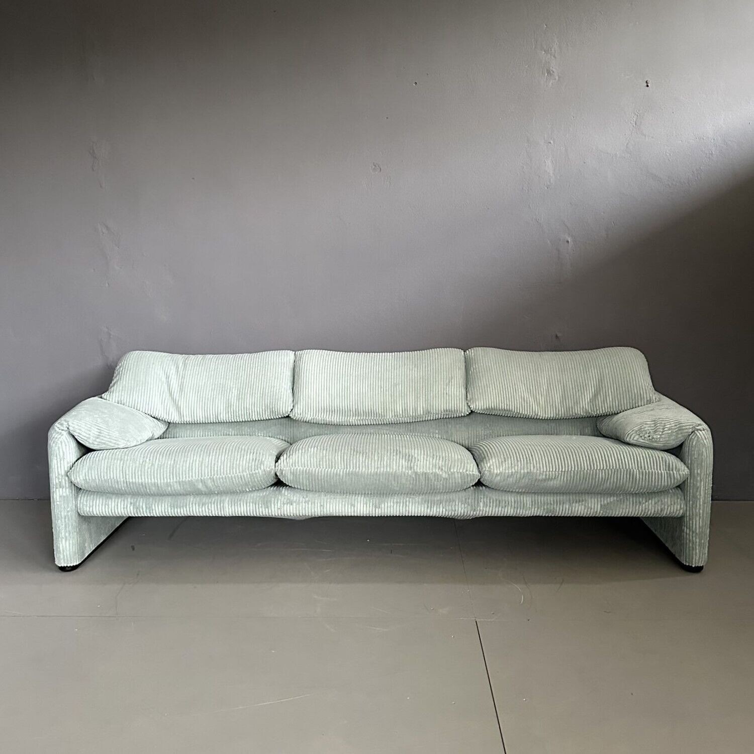 Divano Maralunga 3 posti, design di Vico Magistretti per Cassina anni Settanta