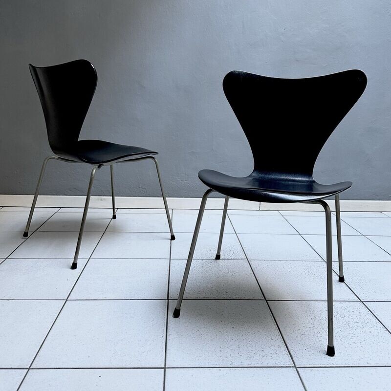 Coppia di sedie mod. 3107 design di Arne Jacobsen per Fritz Hansen, Danimarca, 1973