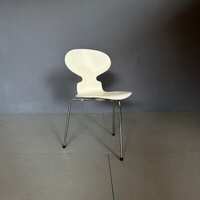 Sedia 'ANT' 3100, by Arne Jacobsen per Fritz Hansen, Danimarca