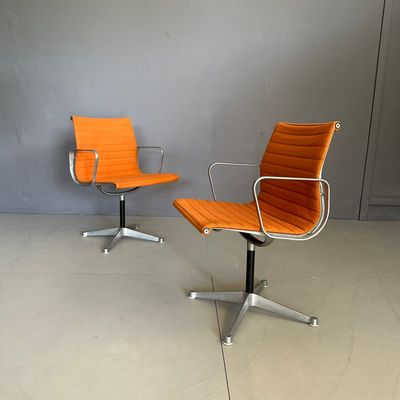 Coppia di poltrone EA108 design by Charles Eames per Herman Miller, anni '60, con seduta girevole