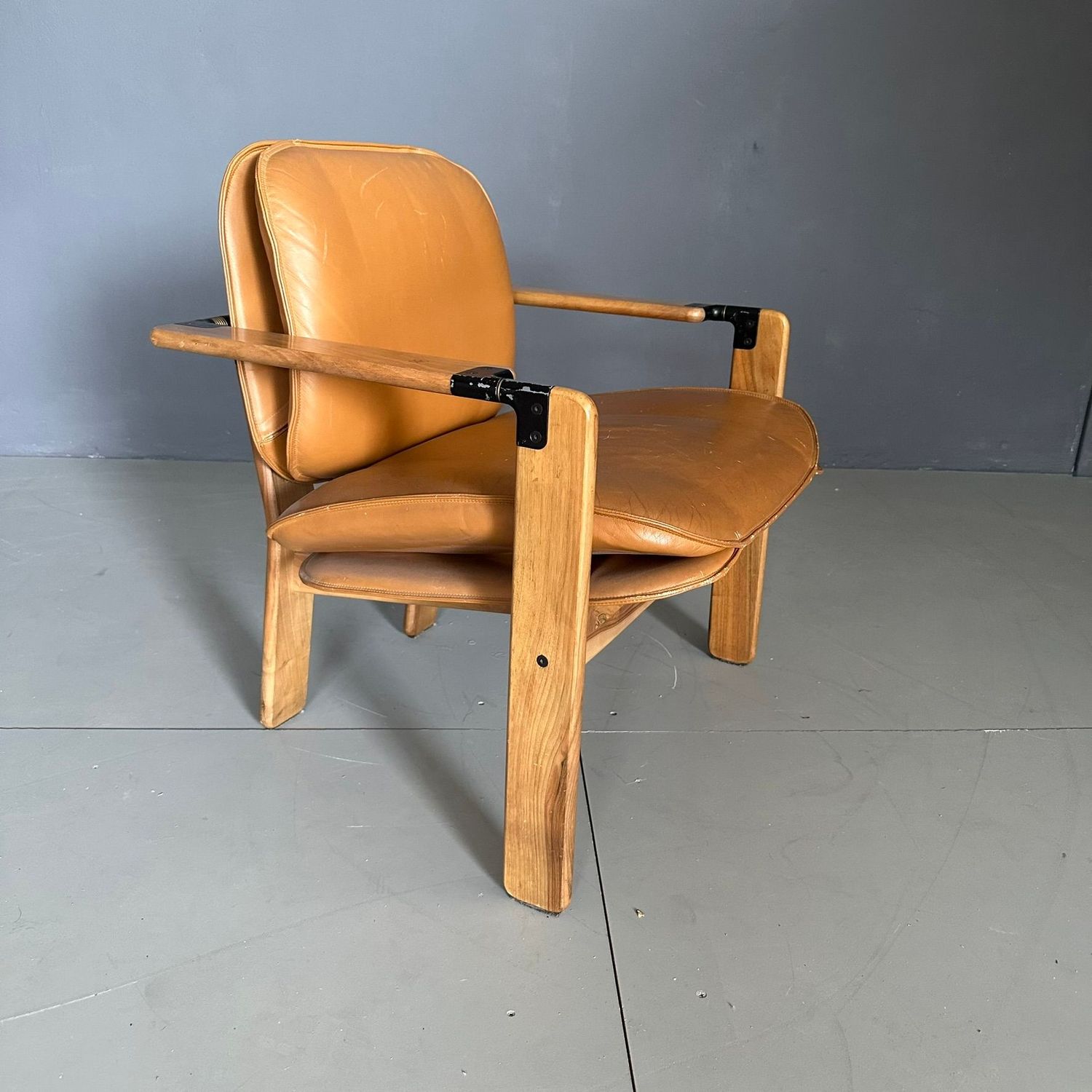 ​Poltrona 'Dueacca' design di Franco Poli, produzione Bernini manifattura Italiana risalente agli anni Ottanta