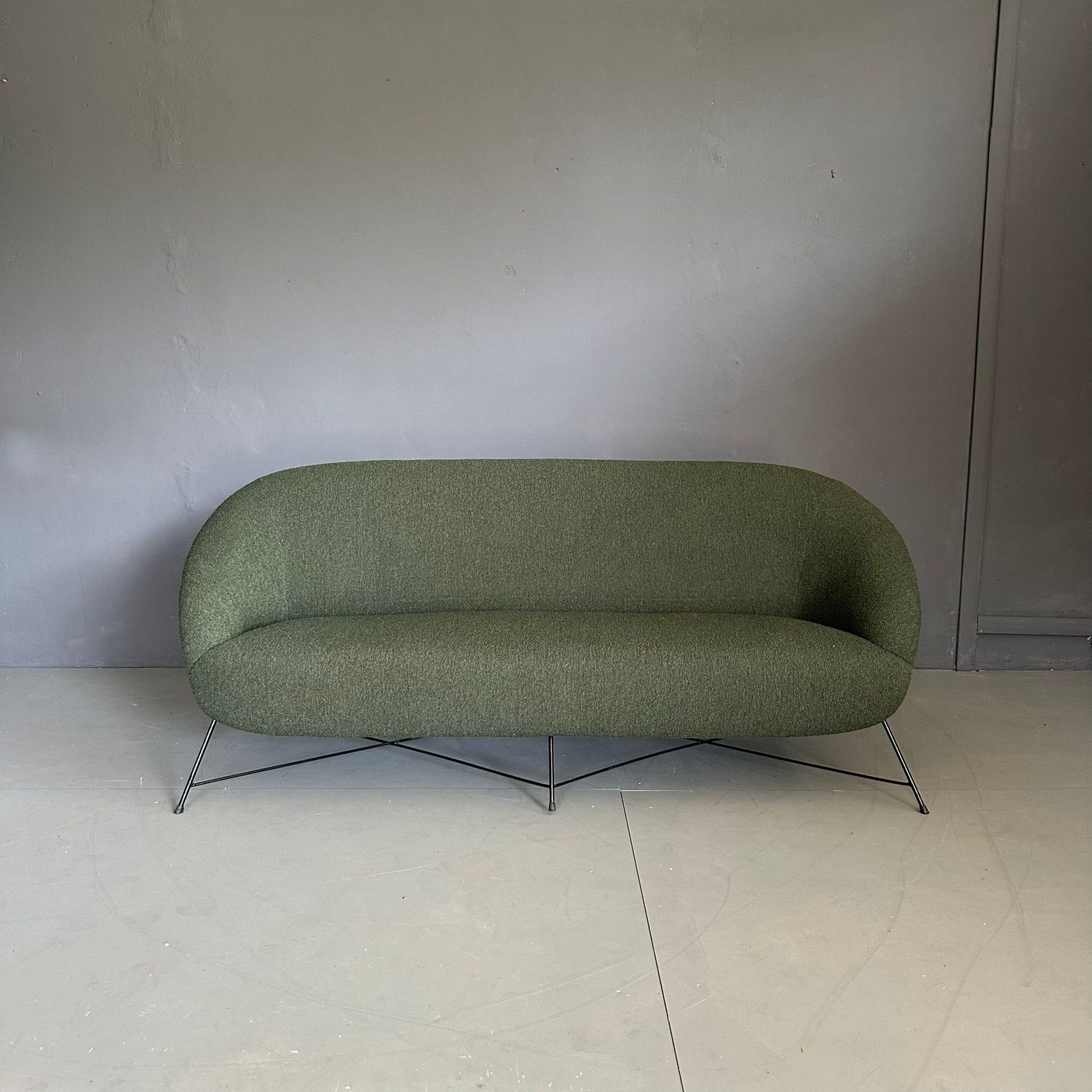 Divano anni Sessanta, manifattura Italina in tessuto bouclé verde