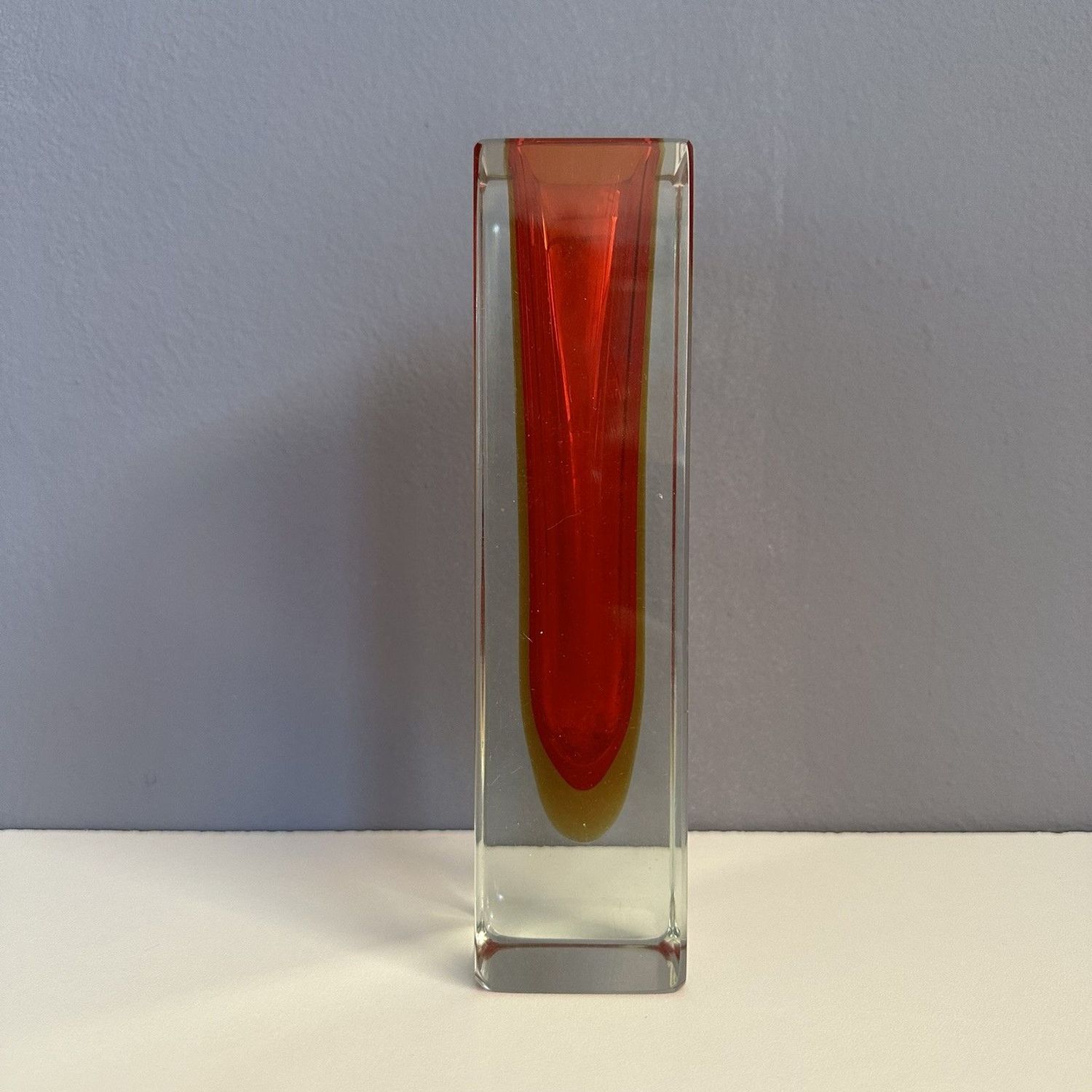 Vaso in vetro di Murano sommerso  anni 60, rosso e ambra, manifattura Italiana