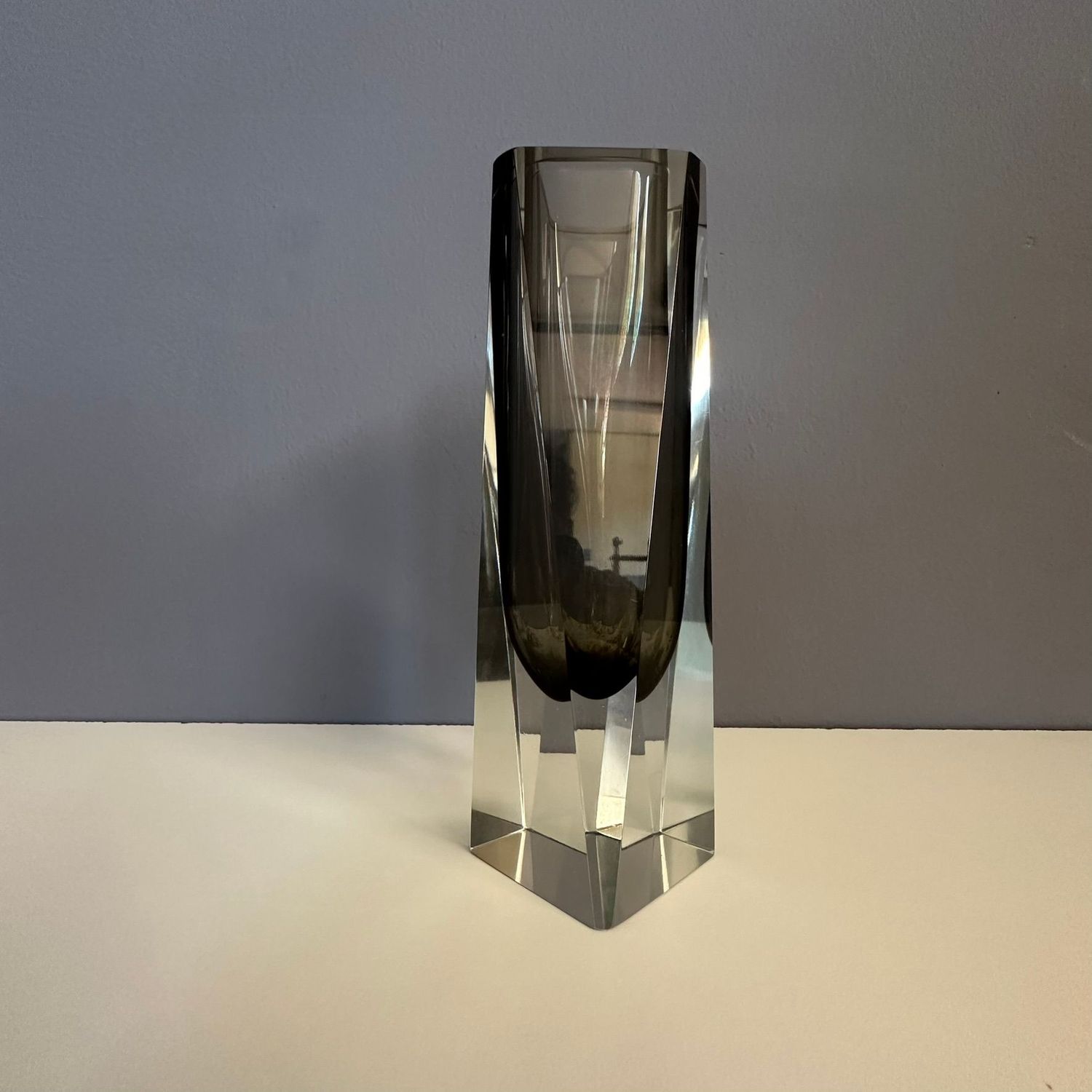 ​Vaso sommerso in vetro di Murano grigio fumé, manifattura italiana anni '60