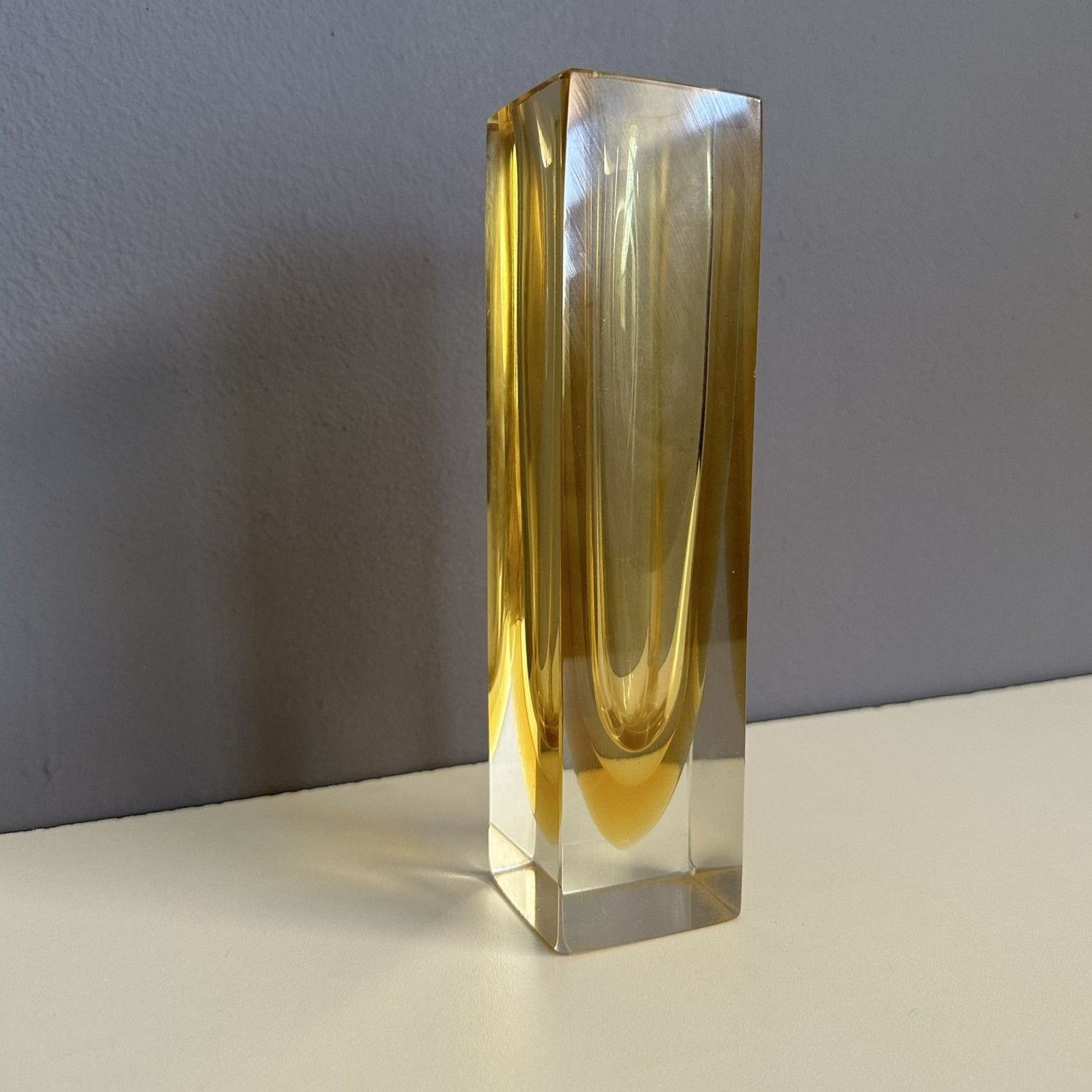 Vaso in vetro di Murano sommerso giallo, anni '60