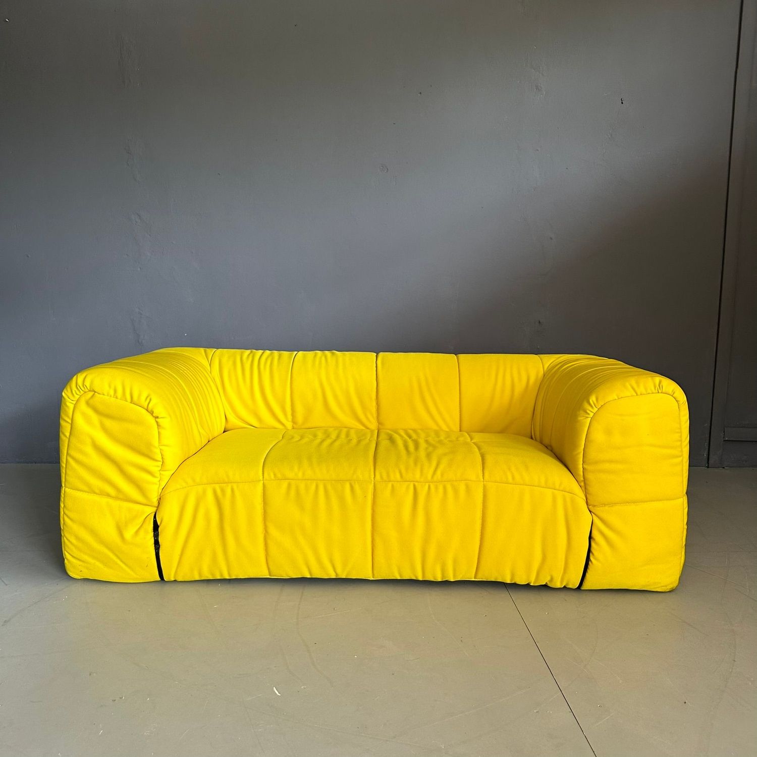 Divano giallo due posti collezione Strips design di Cini Boeri per Arflex