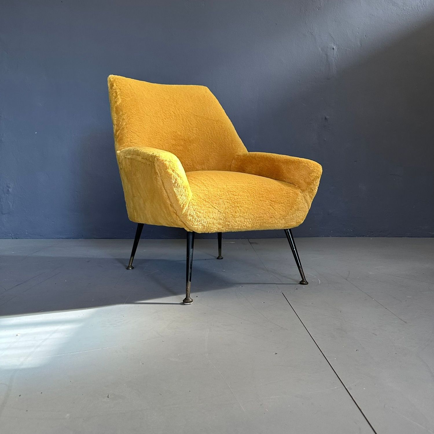 Poltrona anni'50/'60, piedini in ottone rivestimento in tessuto giallo-ocra