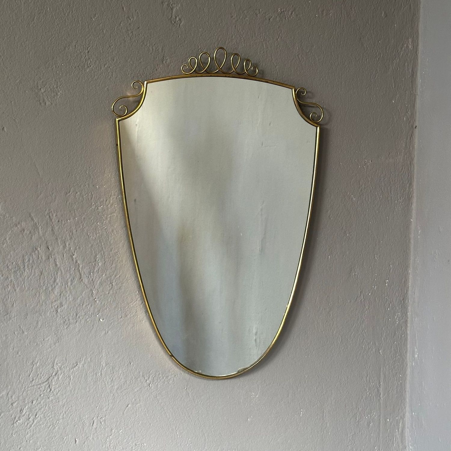 Specchio da parete anni Cinquanta, manifattura Italiana, stile Giò Ponti, decoro e cornice in ottone