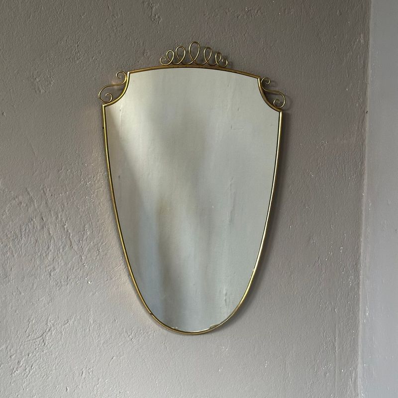 Specchio da parete anni Cinquanta, manifattura Italiana, stile Giò Ponti, decoro e cornice in ottone