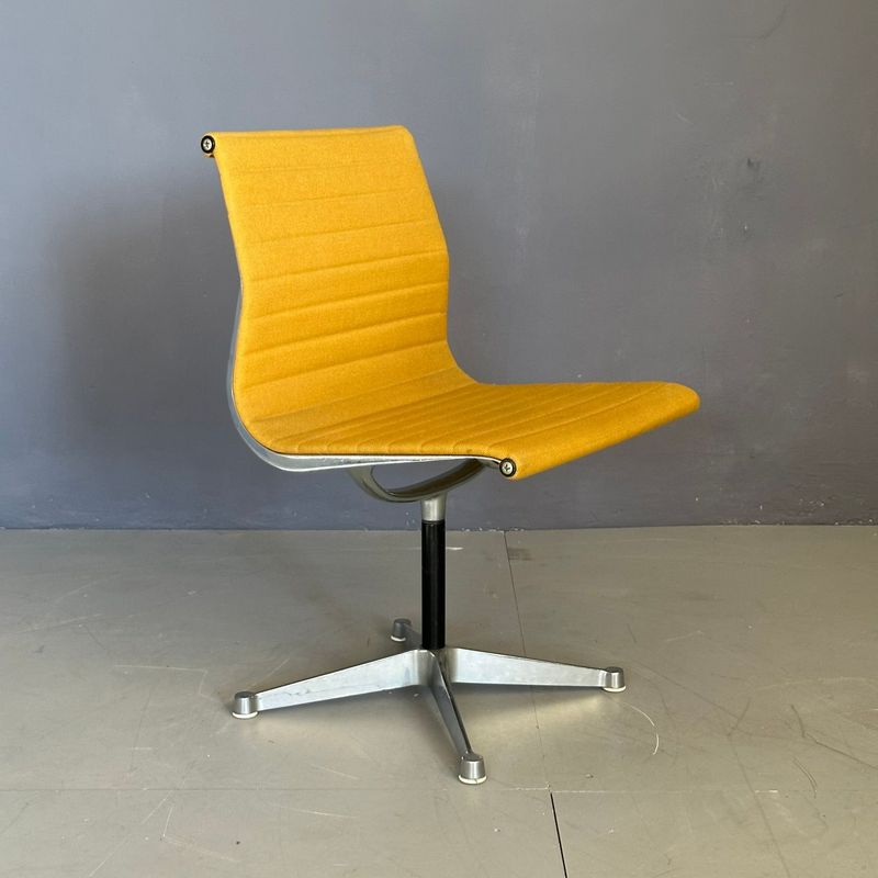 Sedia EA105 design by Charles Eames per Herman Miller, anni '60, con seduta girevole