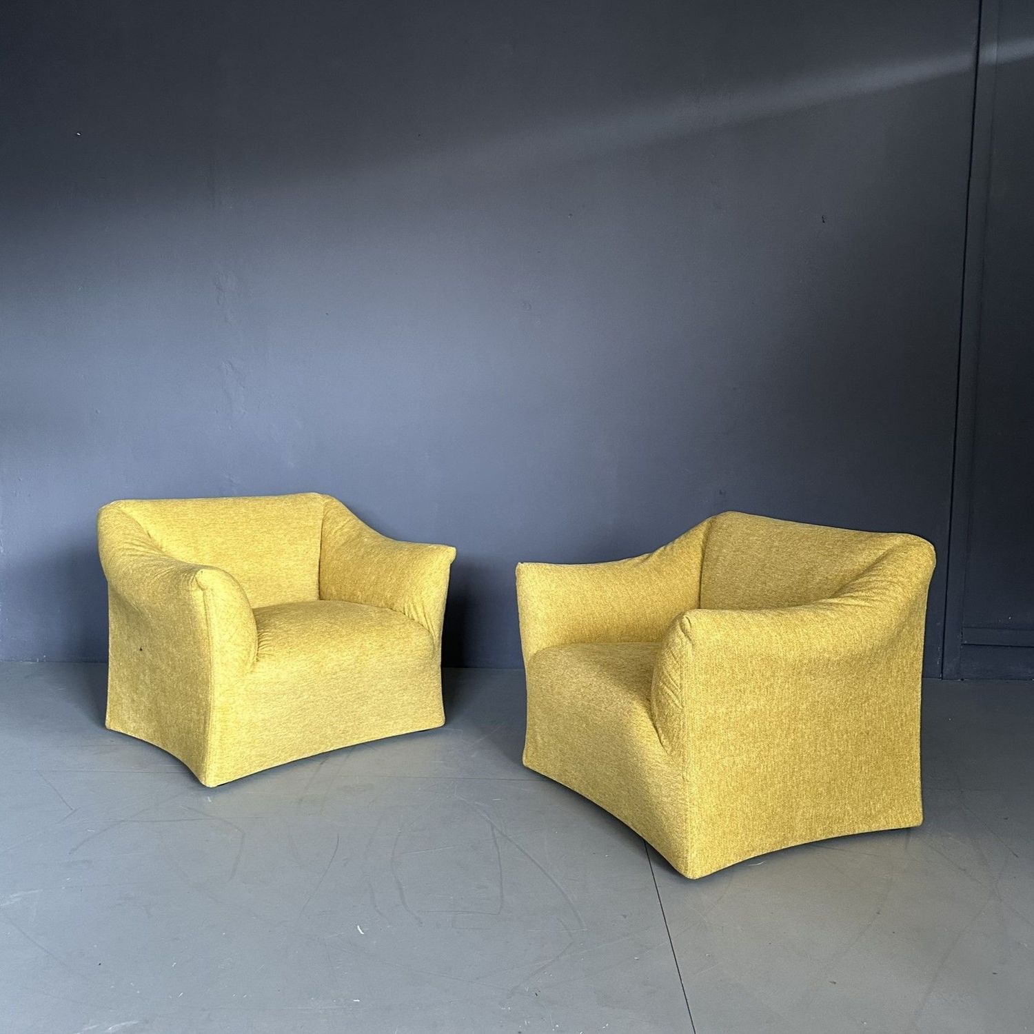 Coppia di poltrone 'Tentazione' modello 685 disegnate da Mario Bellini e prodotte da Cassina, Italia, 1973