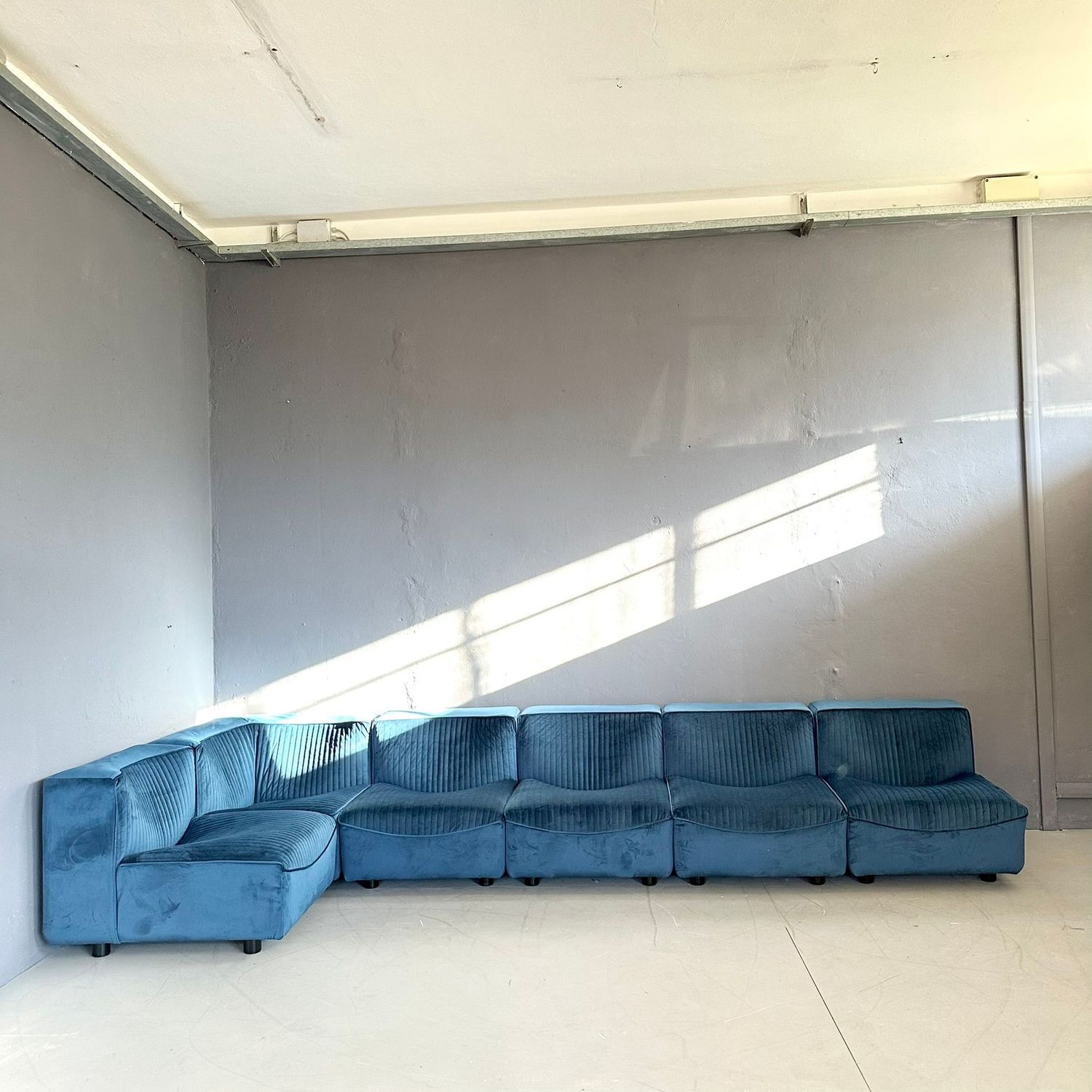​Divano modulare 'Novemila' design di Tito Agnoli per Arflex 1969ca, composto da sei moduli di cui angolare