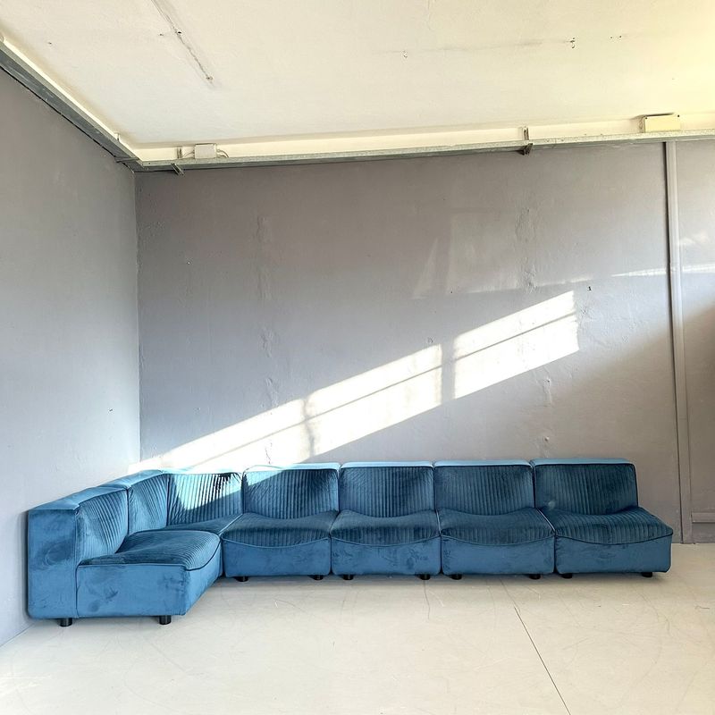 ​Divano modulare 'Novemila' design di Tito Agnoli per Arflex 1969ca, composto da sei moduli di cui angolare