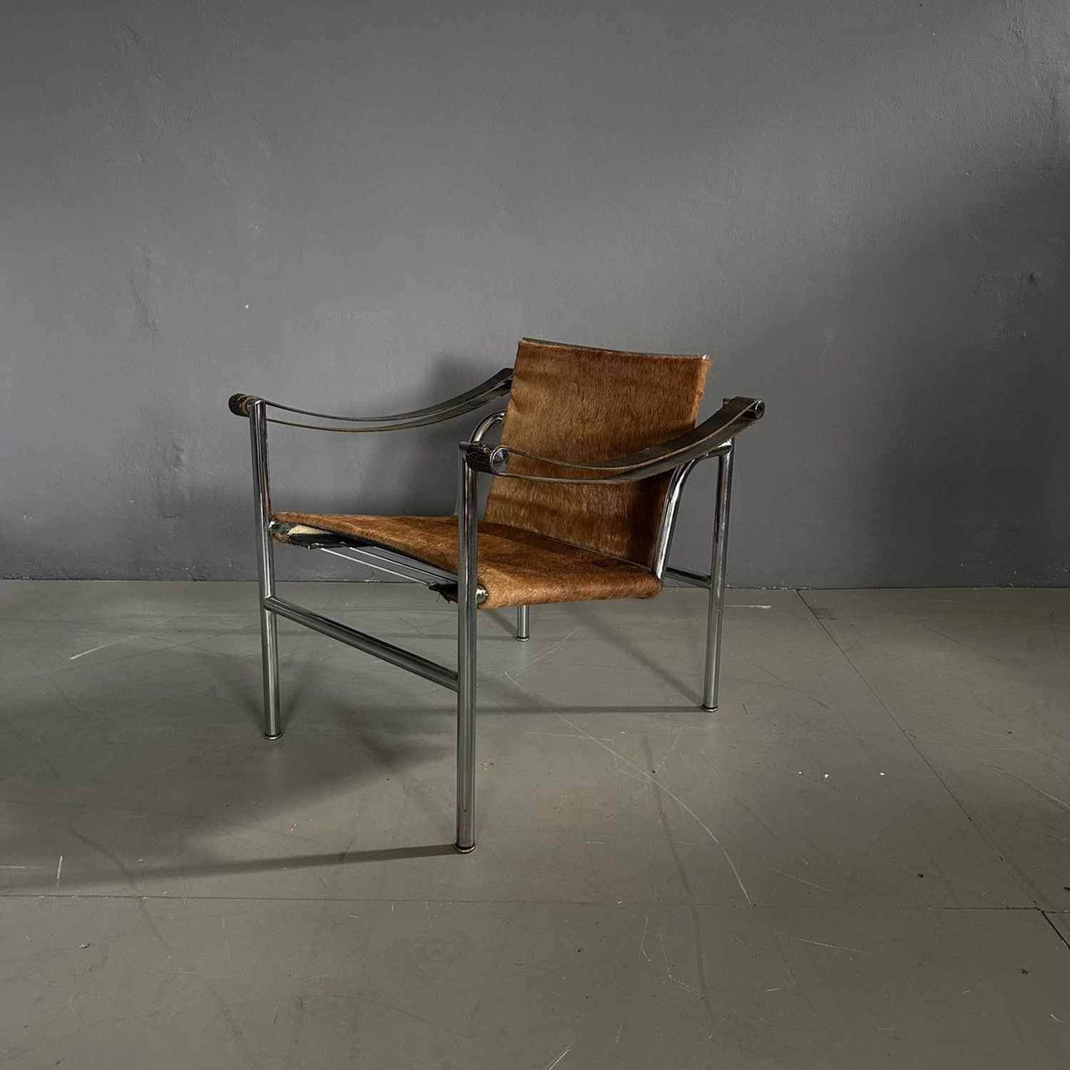 Poltrona  ''LC1' progettata da Le Corbusier, Pierre Jeanneret, Charlotte Perriand, per Cassina, 1965  firmata e numerata