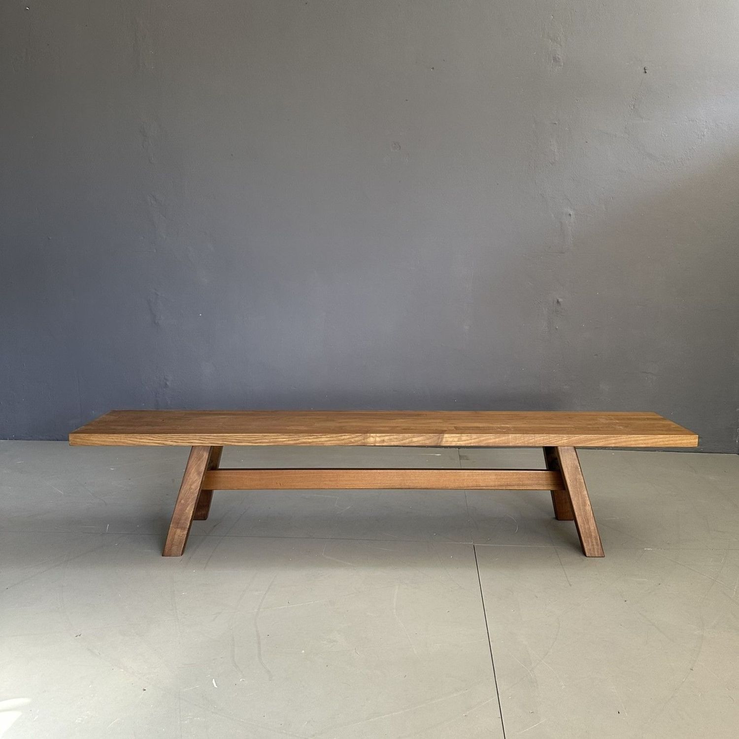 Panca in legno di noce risalente agli anni Settanta circa del secolo scorso manifattura Italiana Panca in legno di noce risalente agli anni Settanta circa del secolo scorso manifattura Italiana
