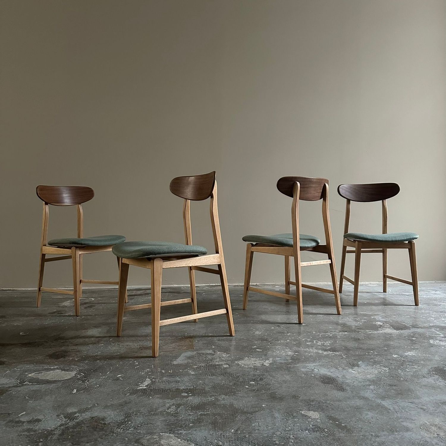 Set di 4 sedie da pranzo, anni Sessanta struttura in legno seduta in tessuto verde