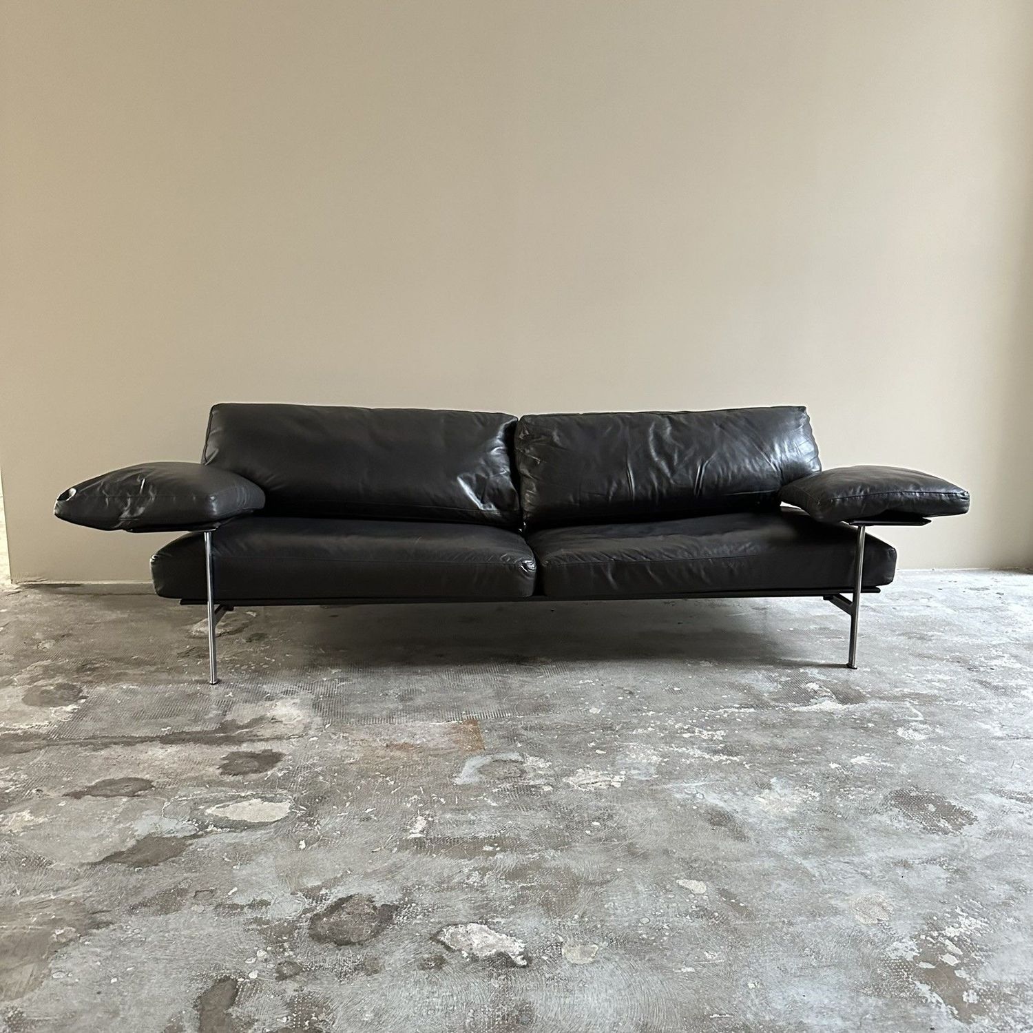 Divano Diesis design di Antonio Citterio per B&B Italia, tre  posti in pelle grigio-tortora