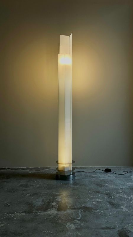 Lampada da terra "ADUBAI" produzione di Fontana Arte