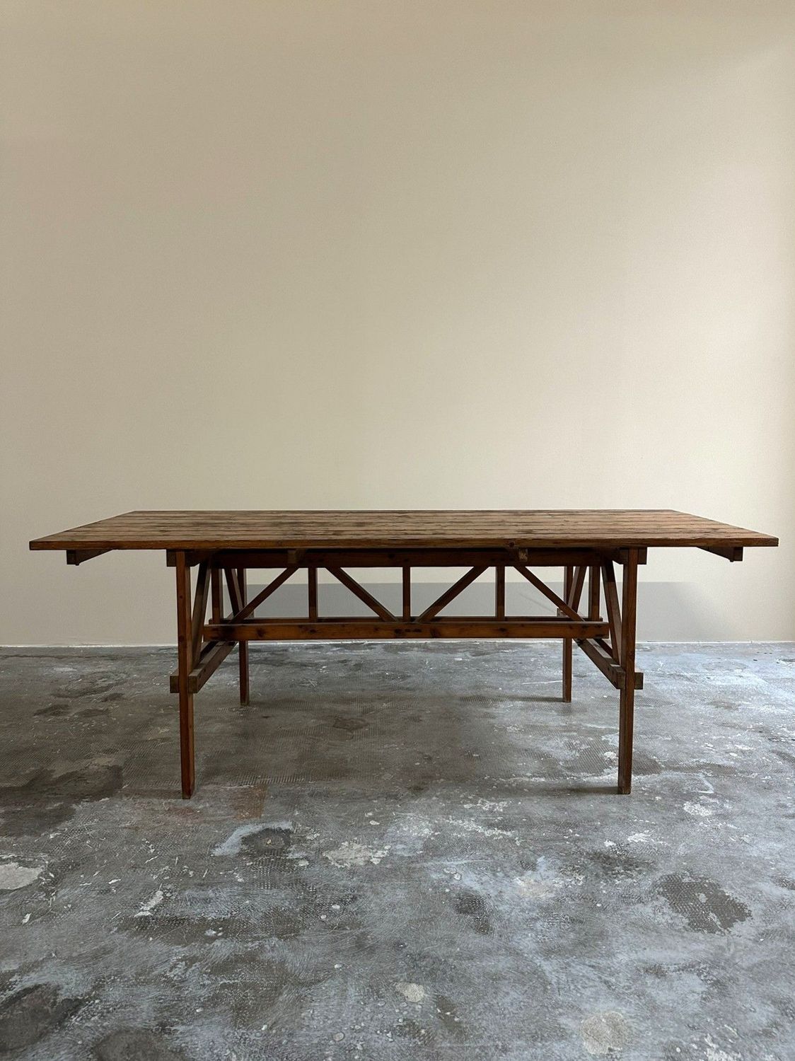 Tavolo progettato del designer Enzo Mari, realizzato nel 1974 da Simon Gavina Tavolo progettato del designer Enzo Mari, realizzato nel 1974 da Simon Gavina